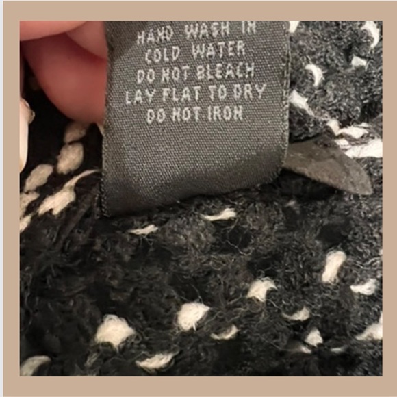 BRAND NEW! Steve Madden OSFM black & white poncho with fringe. - Picture 6 of 7